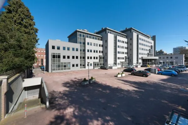 Kantoorgebouw aan de Barchman Wuytierslaan met ruime parkeergelegenheid op een zonnige dag.